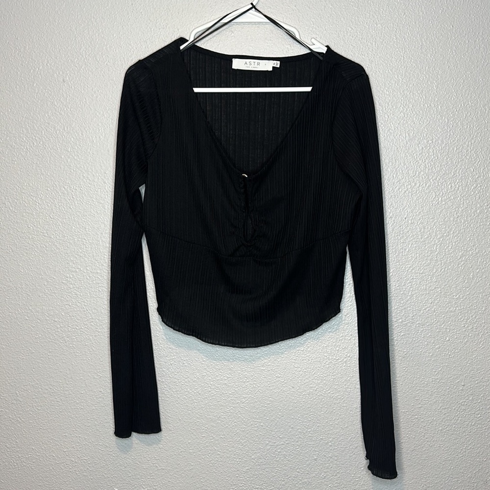 ASTR The Label Top XL Crop Long Bell Sleeve Metallic Hook Detail